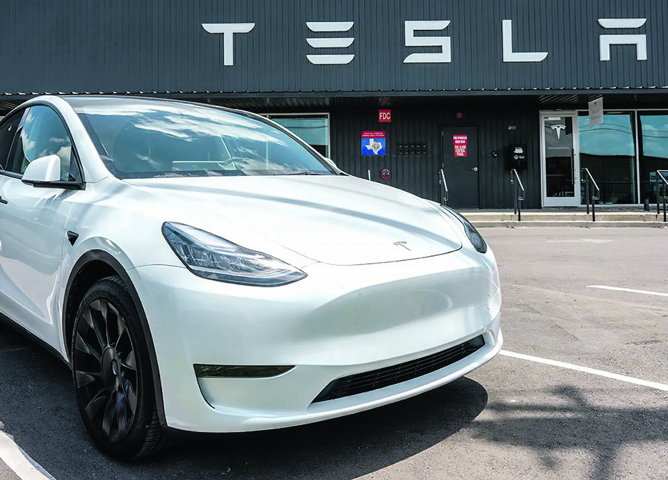 Tesla prova que not&iacute;cias sobre  a sua morte foram exageradas