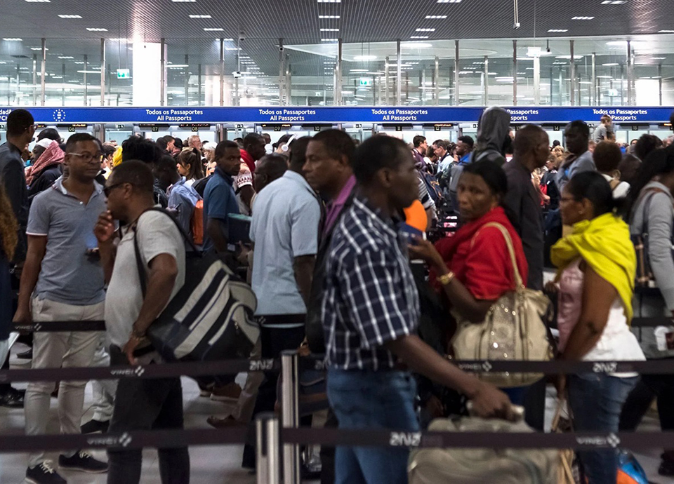 Máquinas de passaportes mal instaladas provocam filas de quatro horas