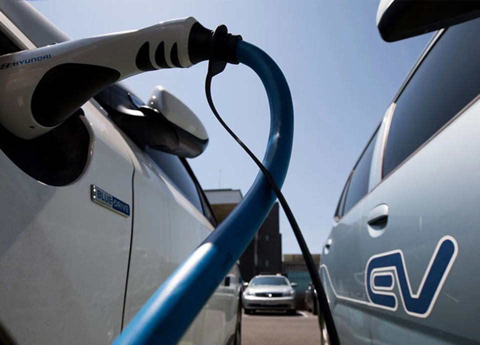 Portugueses dominam rede de carga de ve&iacute;culos el&eacute;tricos