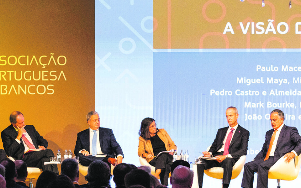 Banqueiros dividem-se entre elogios e o "não comento" à venda do Novobanco ao Grupo BPCE