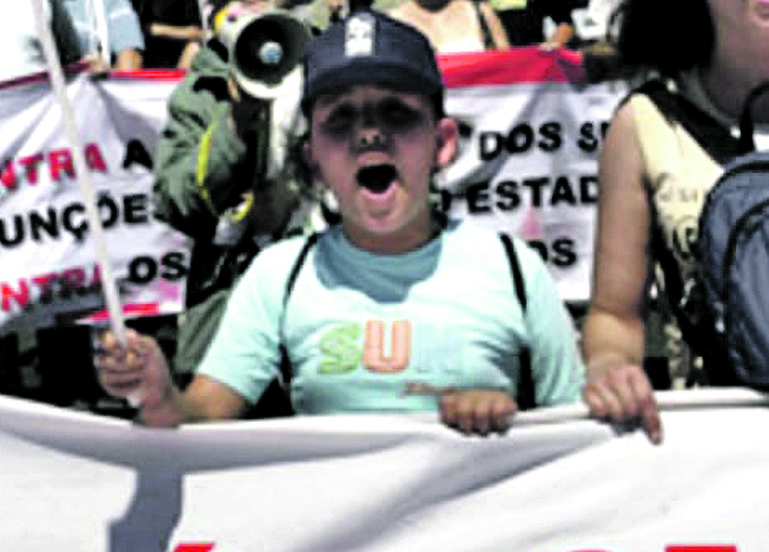Excedente por um fio, mas Governo  “tem faca e queijo na mão”