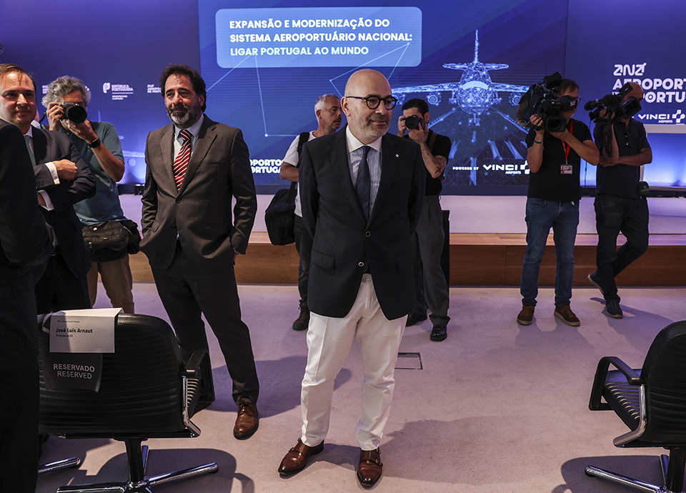 Novo aeroporto de Lisboa s&oacute; est&aacute; pronto daqui a 11 anos