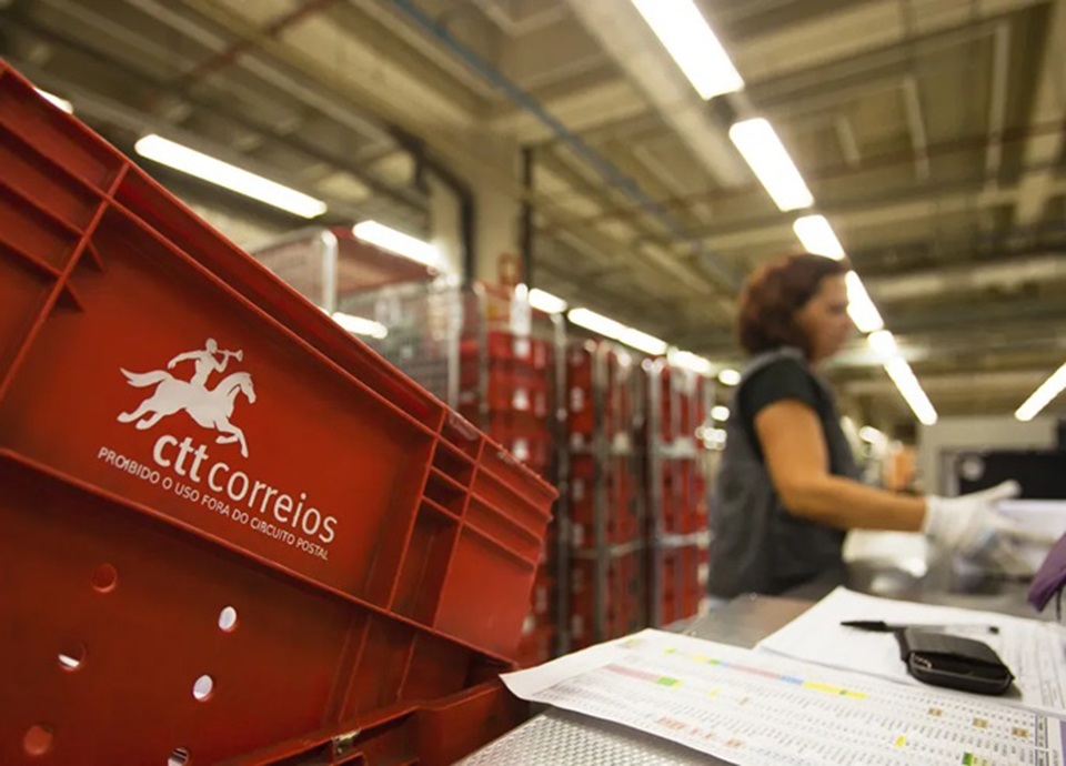 Guerra e mau tempo afetaram contas  dos CTT. Mas abril  j&aacute; trouxe melhorias