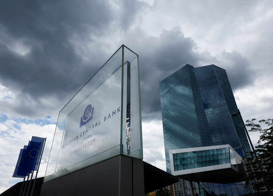 A&ccedil;&otilde;es corrigem com resili&ecirc;ncia do emprego nos EUA e alta de 25 pb do BCE