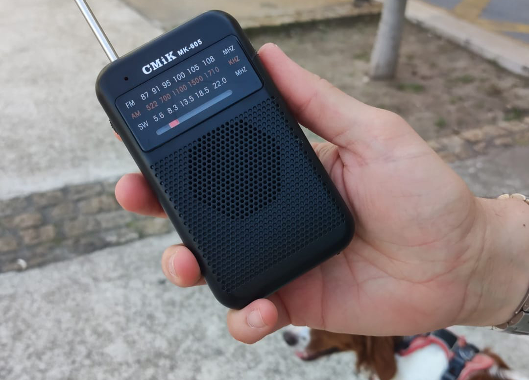 Quando a luz se apagou, o rádio  a pilhas ligou-se