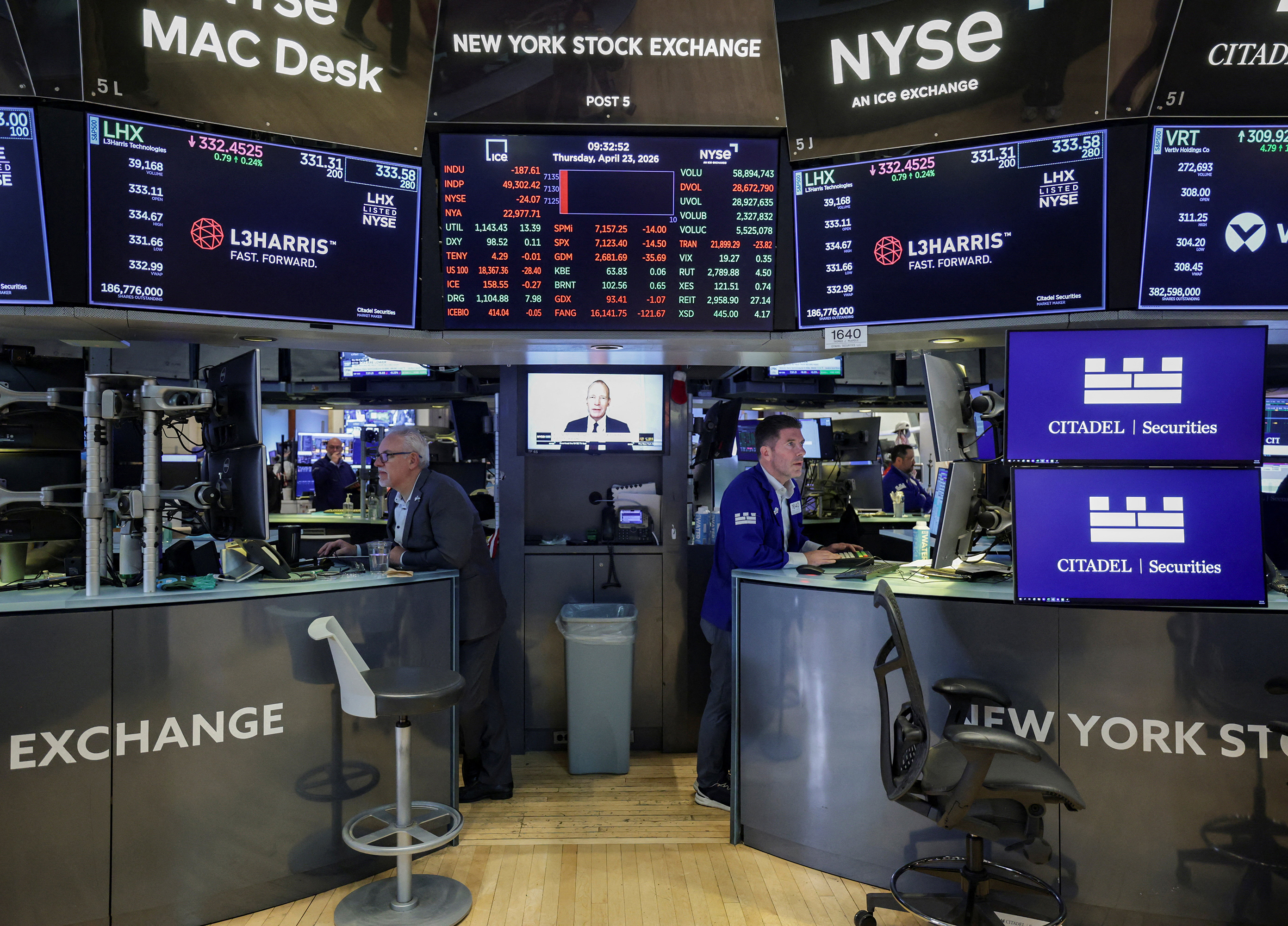 Estados Unidos renovam m&aacute;ximos, mesmo com guerra