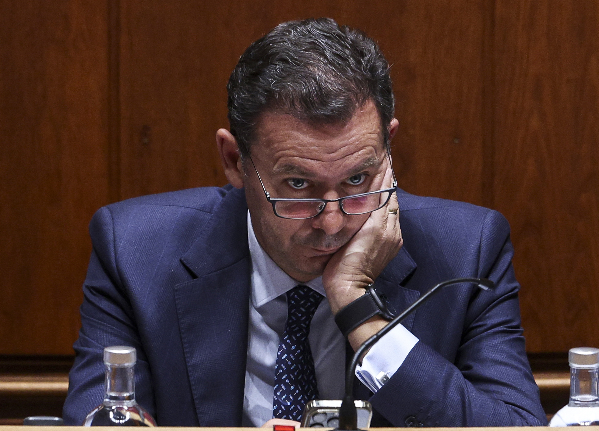 “Estupefacto” com cortes na Saúde, líder do PS pede demissão da ministra. Montenegro rejeita