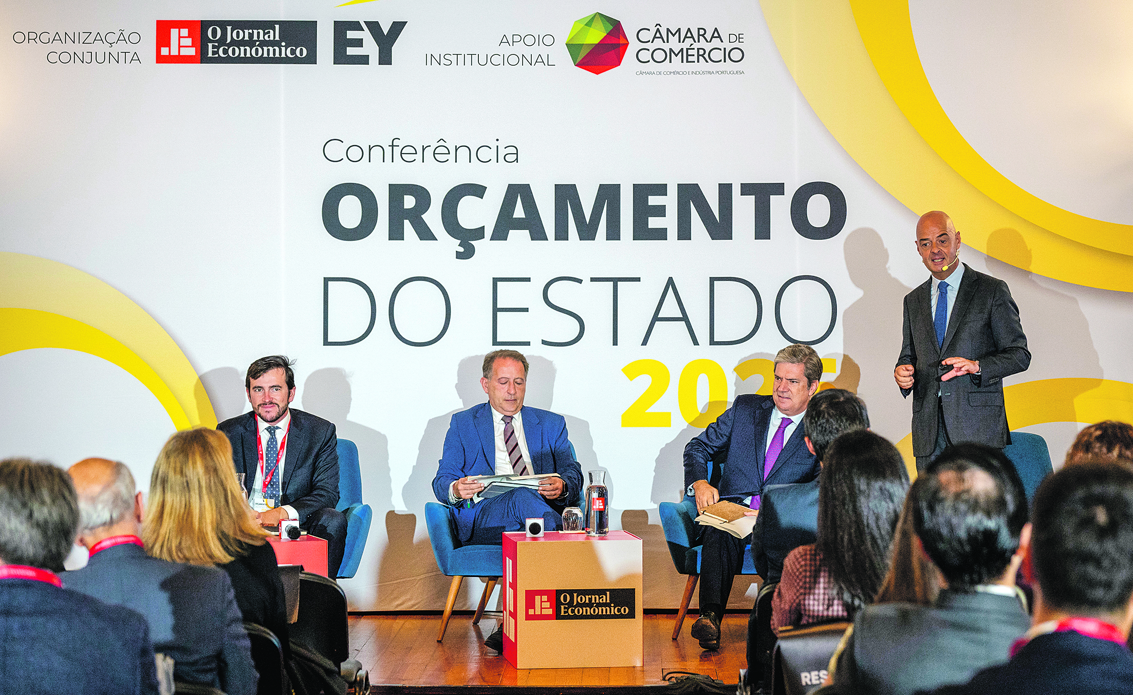Governo critica partidos por “forma sorrateira de fazer política”