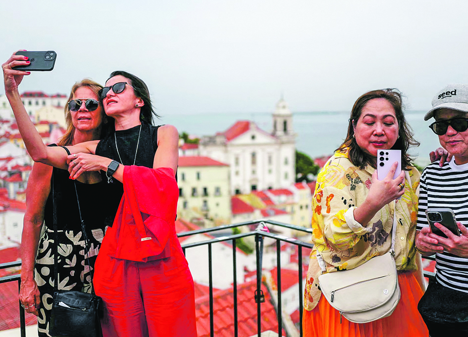 Turismo contribui como nunca. Problema ou boia de salva&ccedil;&atilde;o?