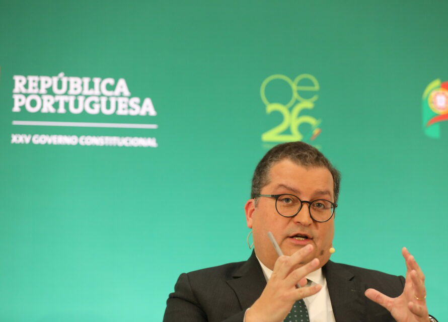Fé do Governo  no excedente baseia-se em “truques”, acusa PS