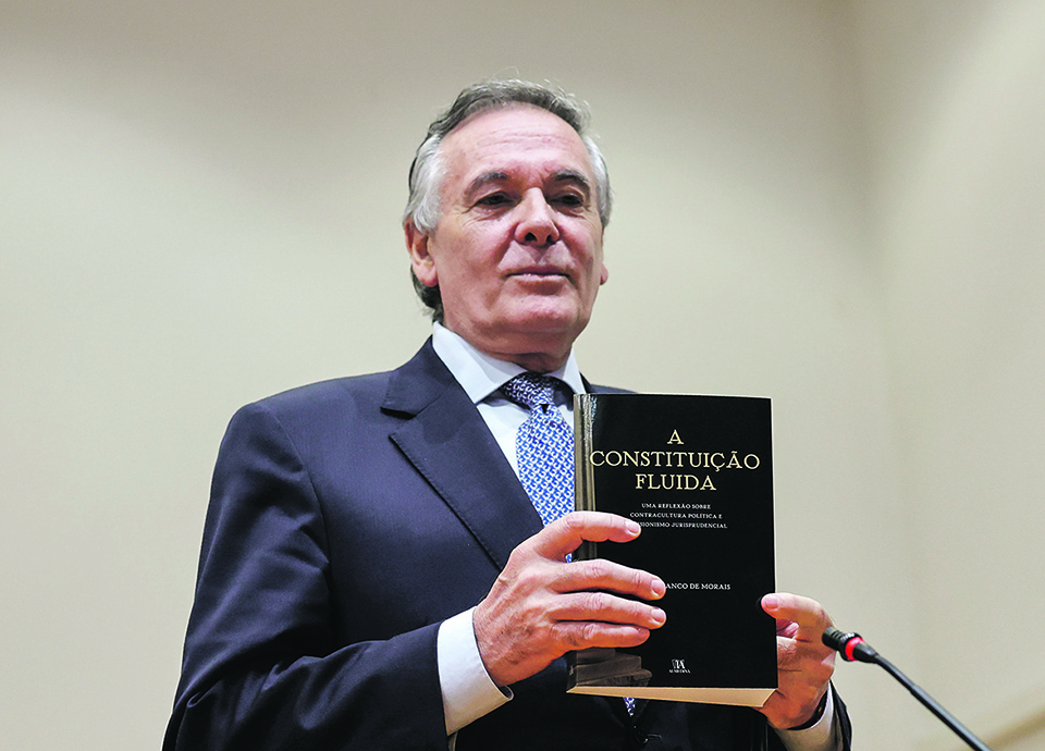 Mudar a Constitui&ccedil;&atilde;o  pela porta do cavalo