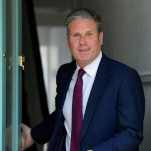 Reino Unido: aperta-se o cerco em torno do primeiro-ministro Keir Starmer