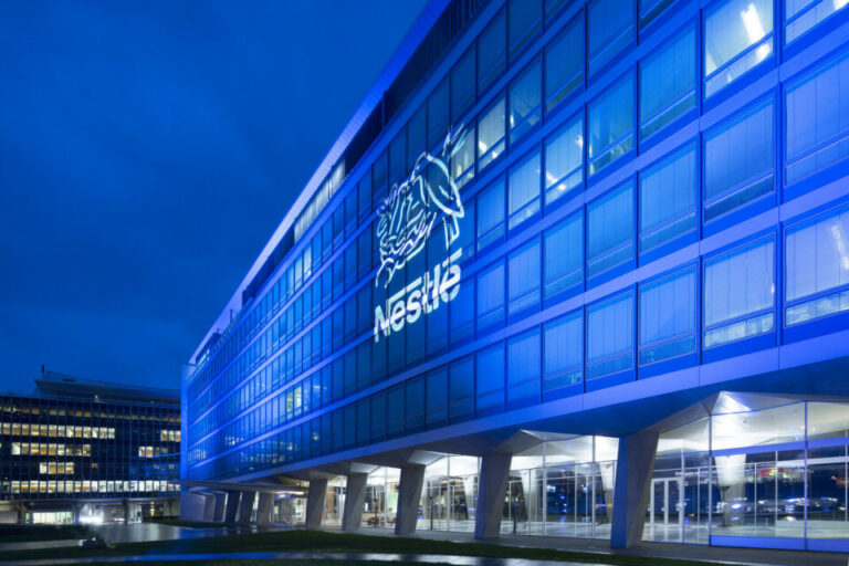 Nestlé afasta CEO após investigação sobre relação amorosa. Philipp Navratil é o novo diretor executivo