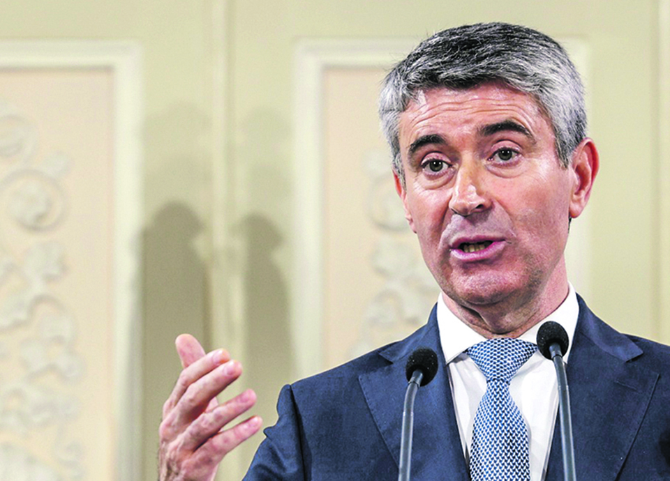 PS deixa passar redução do IRS de 500 milhões mas faz avisos à AD