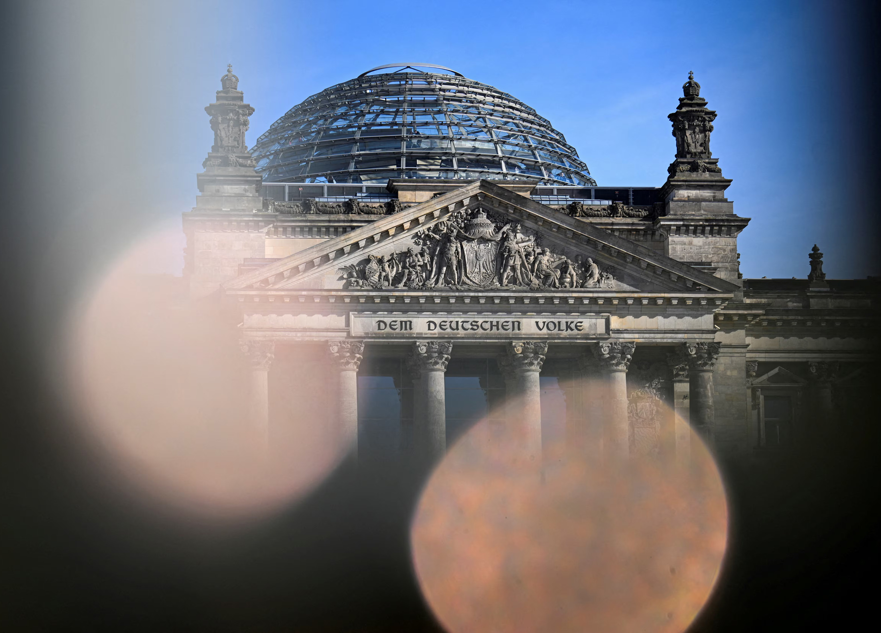 Bundestag aprova alterações ao travão da dívida  e aumento da despesa em defesa e infraestrutura