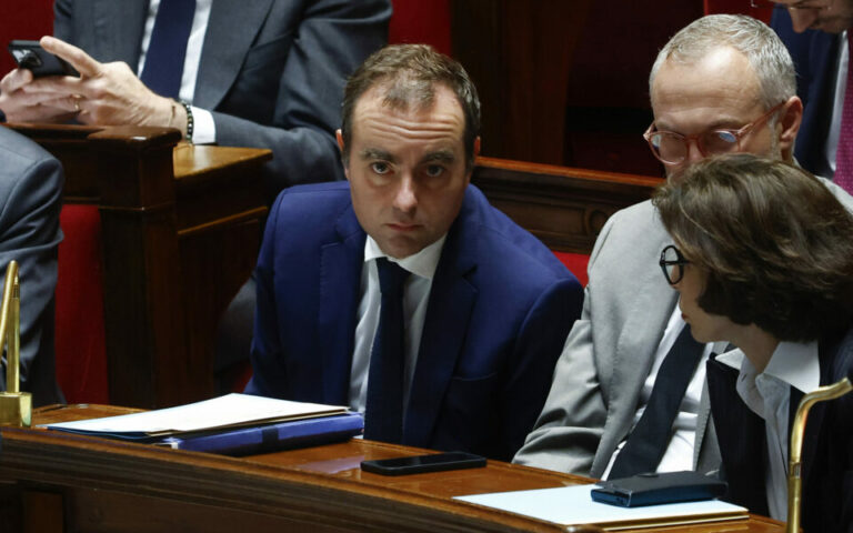 França: primeiro-ministro tenta agradar aos moderados à esquerda e à direita