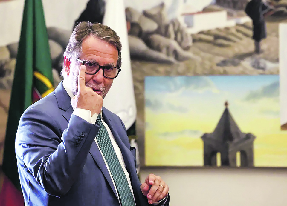 PGR confirma tr&ecirc;s inqu&eacute;ritos. Montenegro mant&eacute;m confian&ccedil;a