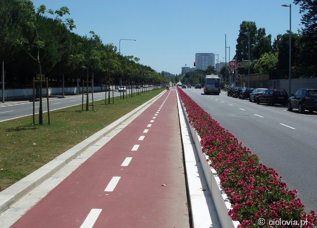 Mais espaço para  peões e bicicletas