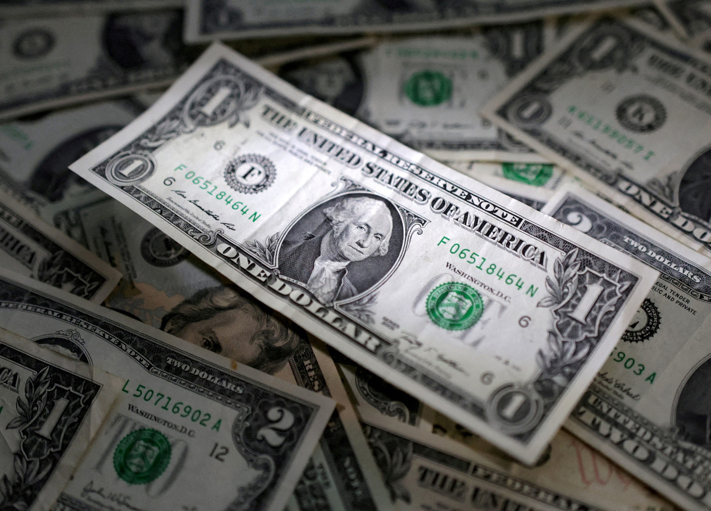 Bolsas tombam e dólar recua após novas tarifas