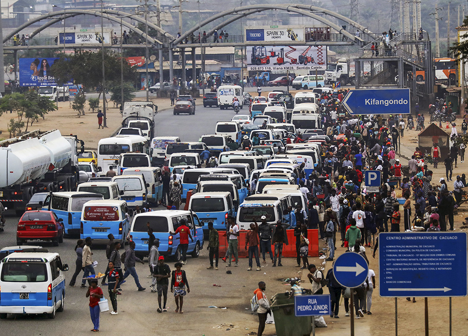 Luanda retoma  a rotina após três dias  de greve, tumultos e mais de 1.200 detenções