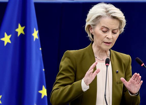 Von der Leyen calça luvas  de boxe