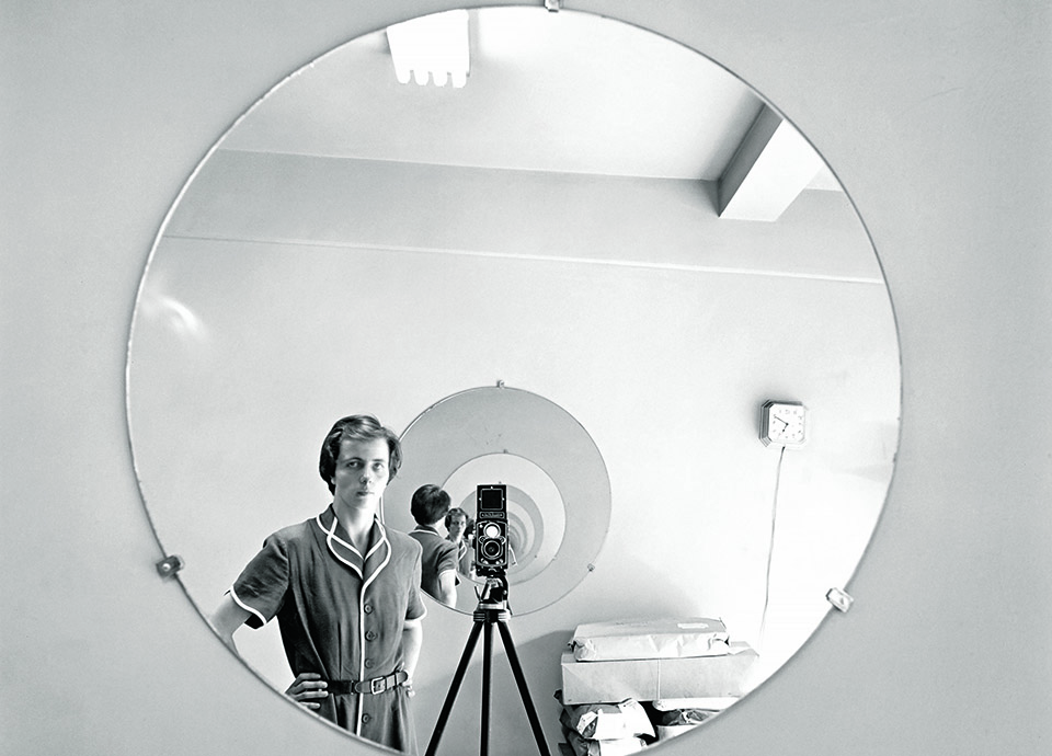 O que faz quem n&atilde;o encaixa no sonho americano? A lente de Vivian Maier d&aacute;-nos pistas