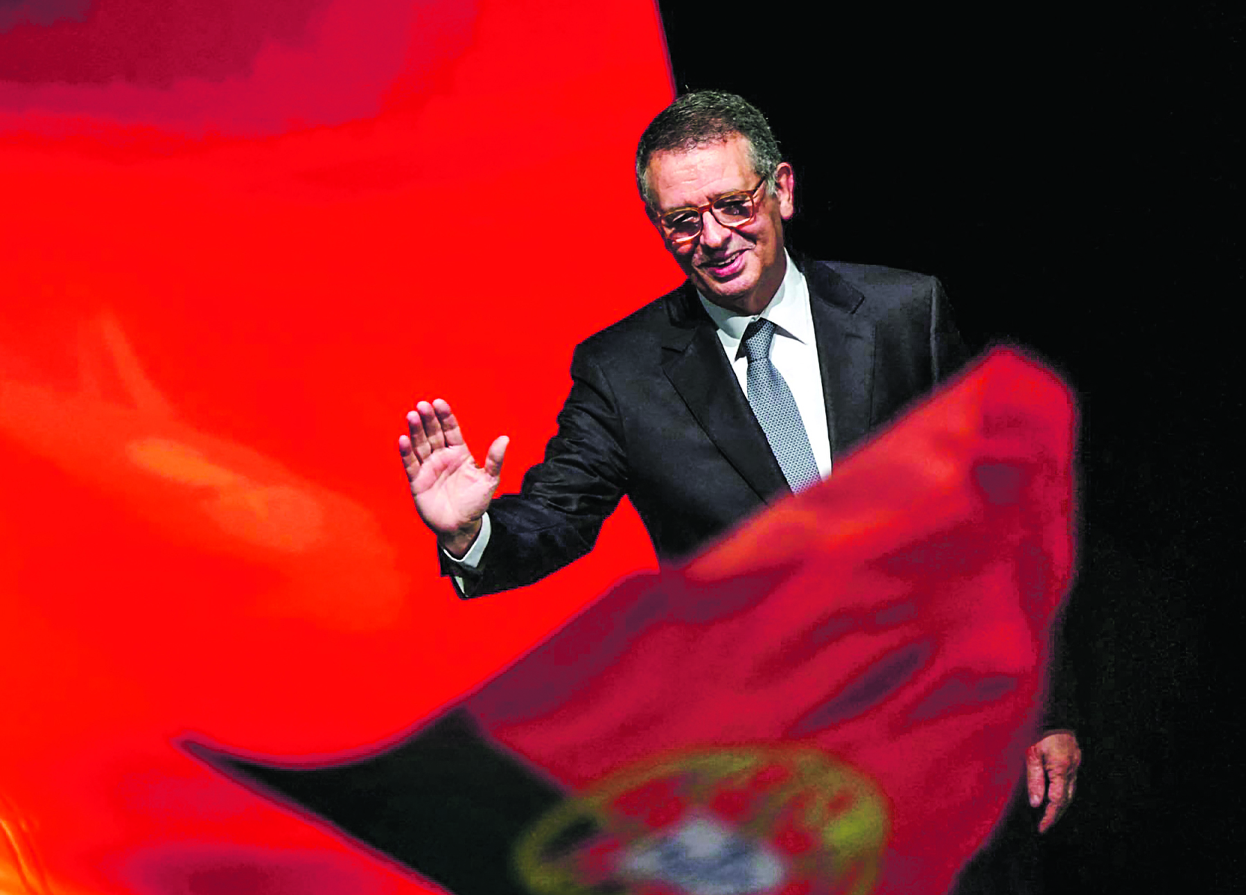 Um de n&oacute;s, para  nos suplantarmos