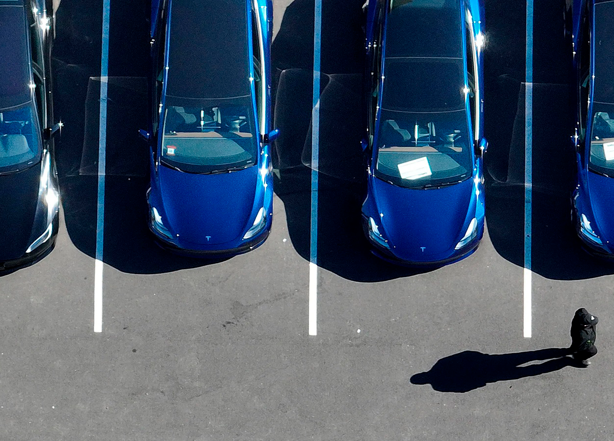 Lucros da Tesla afundam 70% com deriva política de Elon Musk