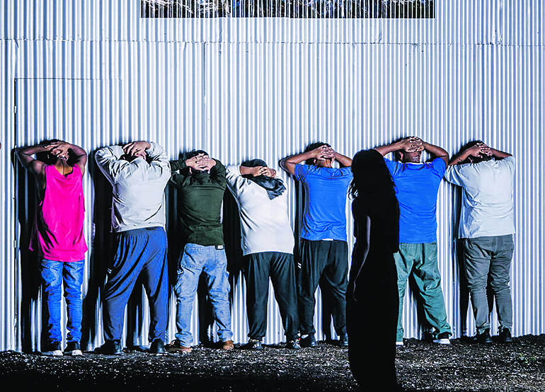 Uma rua inteira encostada &agrave; parede