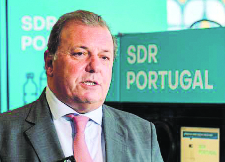 Ambiente A segunda vida das latas e garrafas de plástico começa já