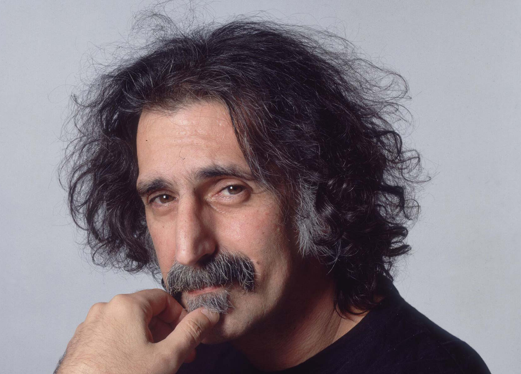 Remix Ensemble  e Peter Rundel  em ‘modo zappiano’