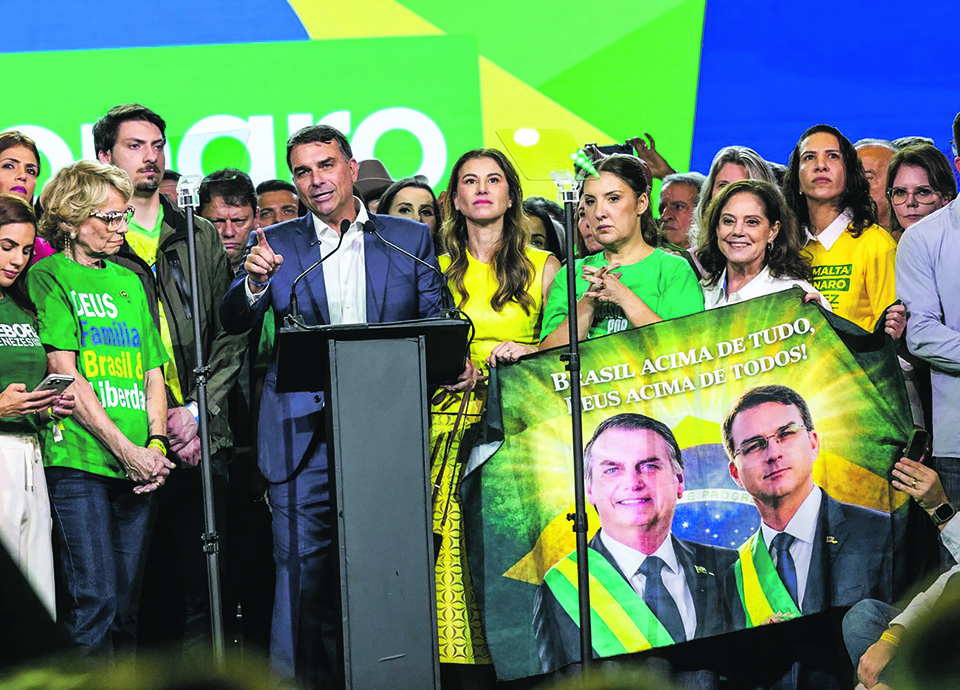 Brasil : Elei&ccedil;&otilde;es presidenciais num pa&iacute;s partido a meio
