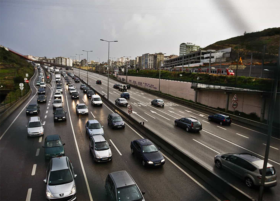 Portugal depende  do autom&oacute;vel  para trabalhar  e ir para a escola