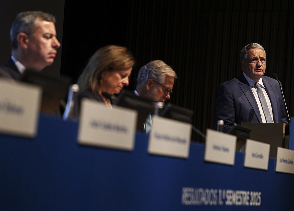 Banca mantém lucros do primeiro semestre em 2,6 mil milhões