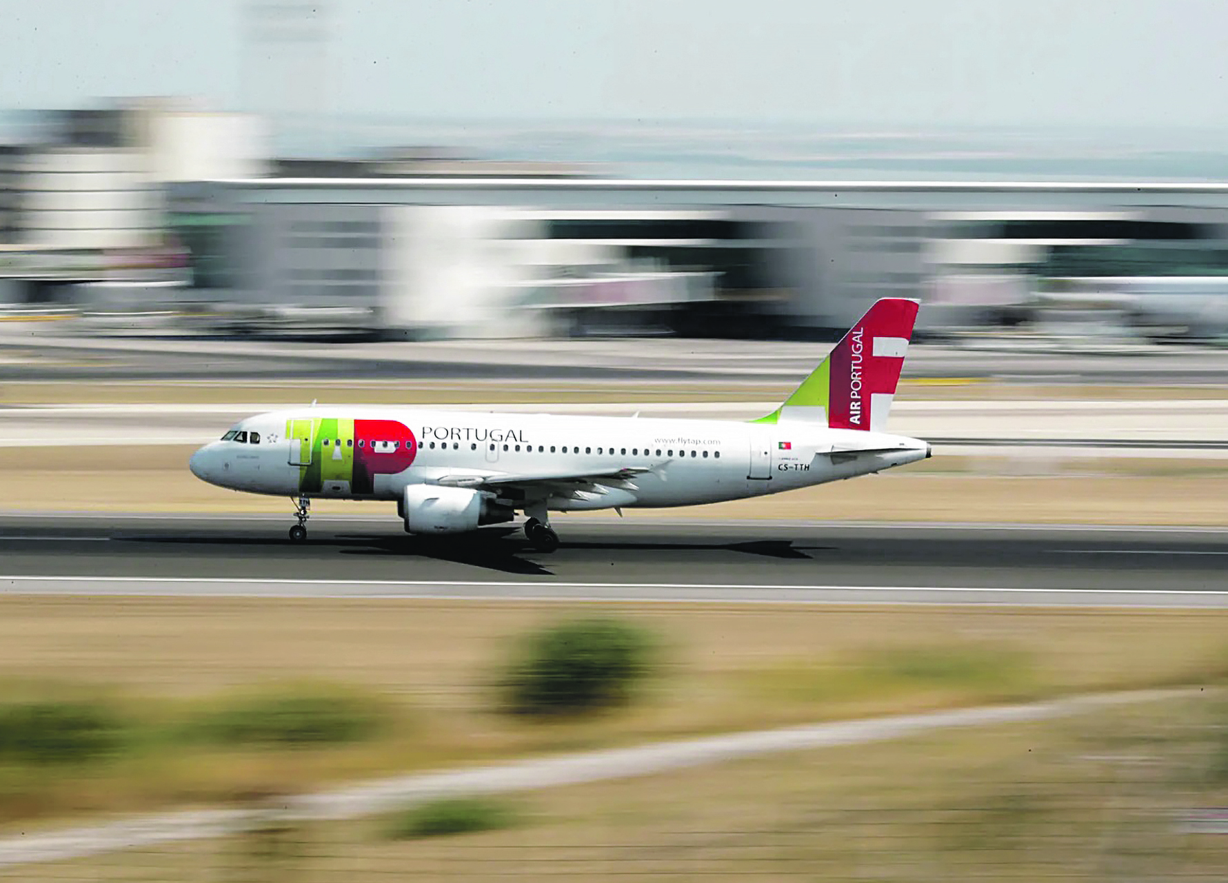 TAP lucra menos  98% por passageiro do que interessados