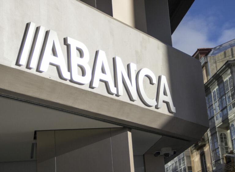 Antigos clientes do EuroBic poupam em comissões no Abanca