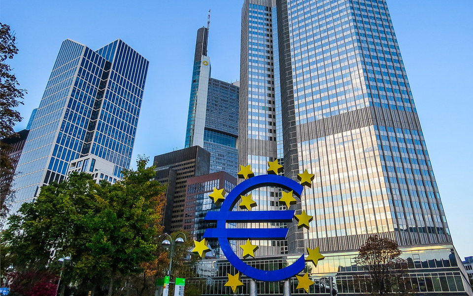 BCE admite  novo programa  de compra de dívida  e bolsas sobem