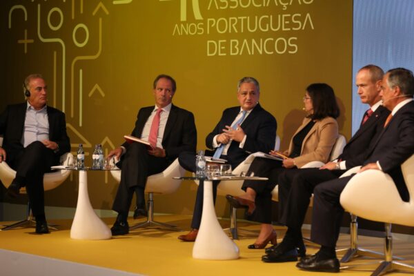 Banca lucra 4 mil milhões nos primeiros nove meses