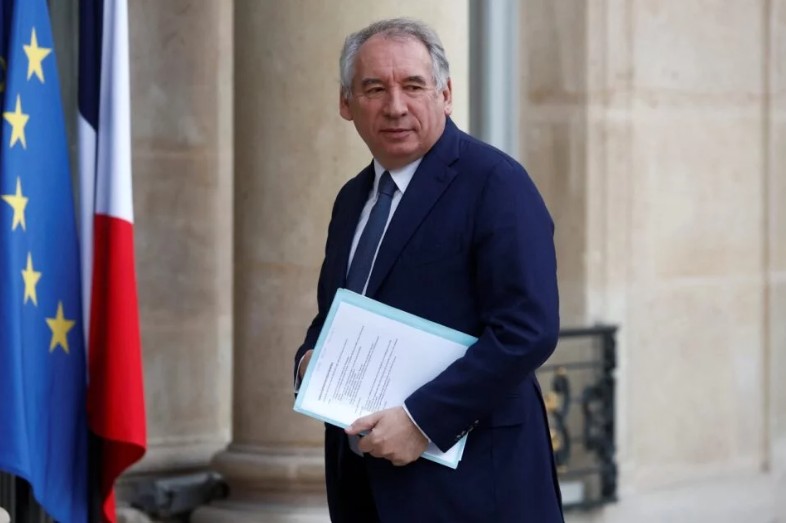 Bayrou demite-se após chumbo da moção de confiança