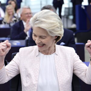 Moção de censura a von der Leyen não passará, mas Comissária sai fragilizada
