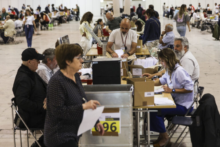 Emigração decide hoje principal partido da oposição