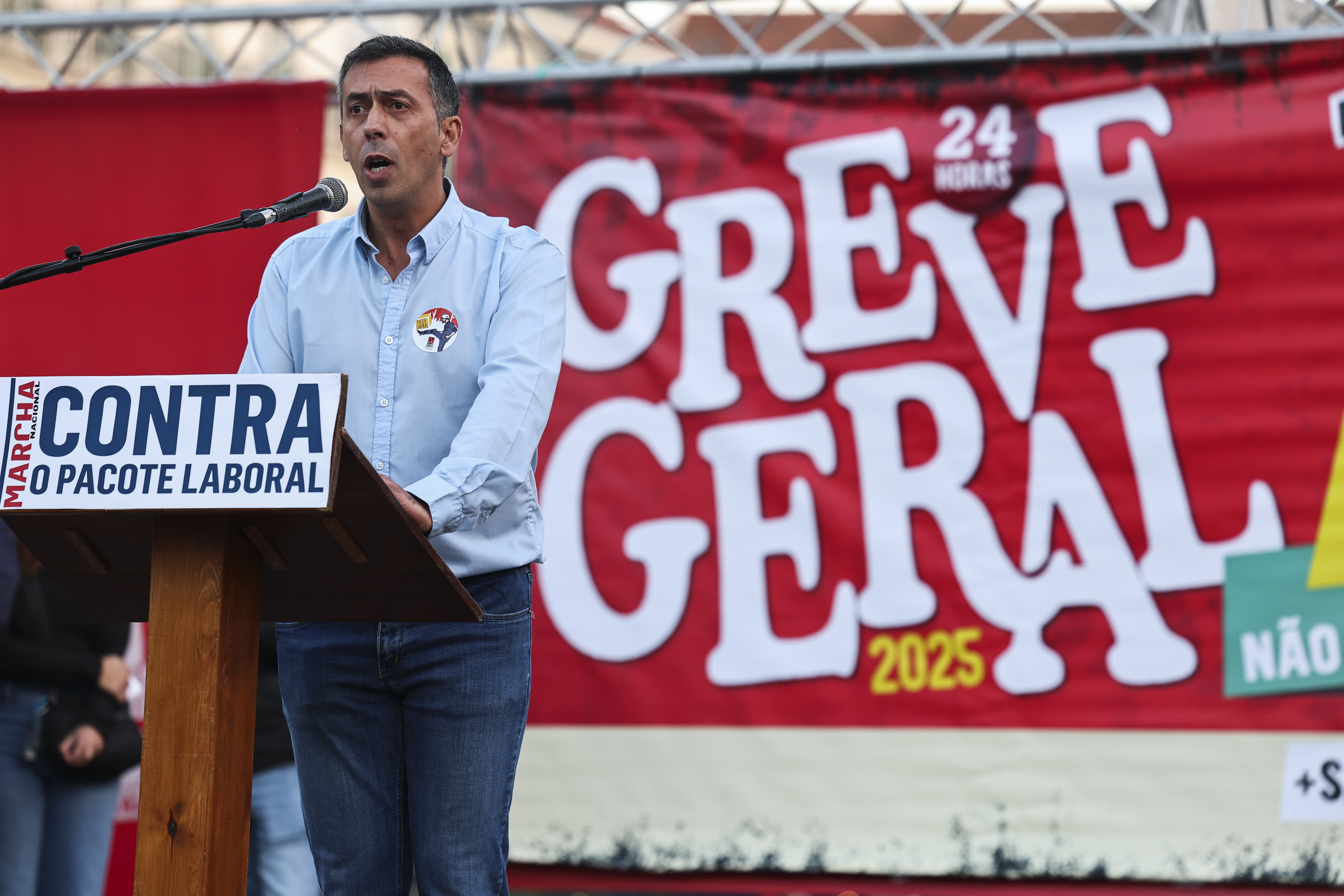 CGTP entrega em S. Bento "mais de 190 mil" assinaturas a rejeitarem pacote laboral