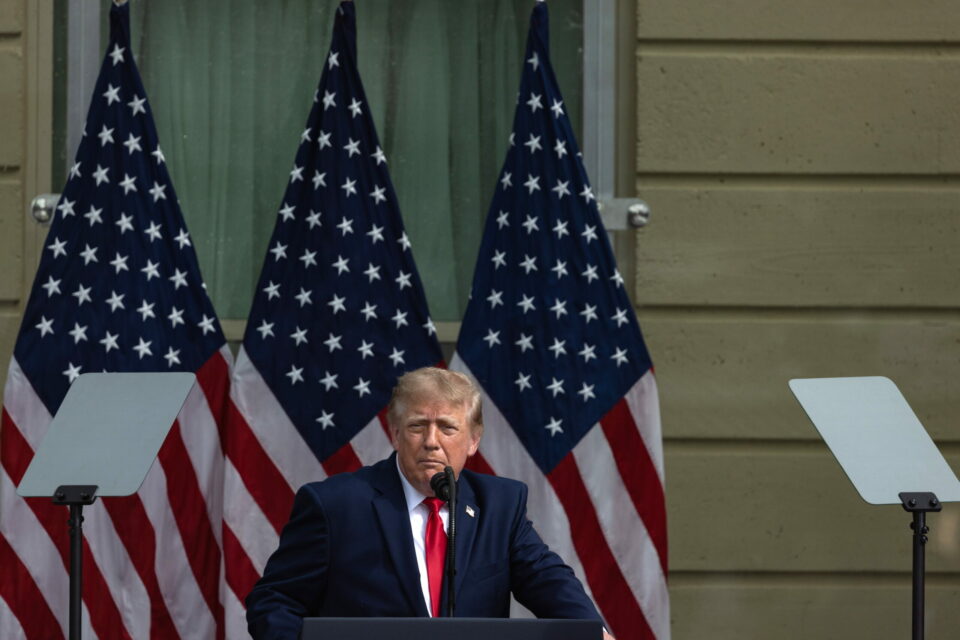 Trump amea&ccedil;a fechar torneira de gas&oacute;leo &agrave; Europa