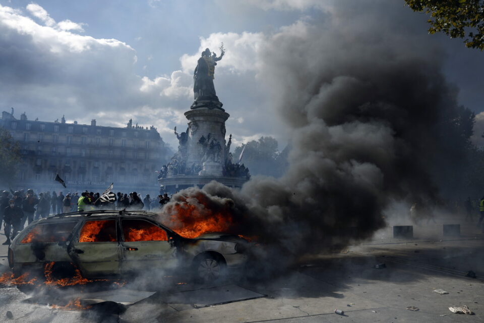 Fran&ccedil;a: Mercados castigam protestos e juros sobem enquanto euro cai
