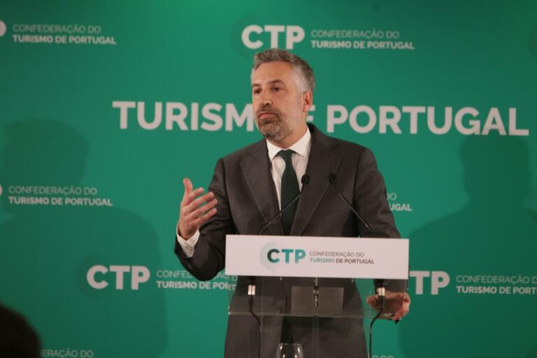 "A ANA que se despache". Pedro Nuno Santos quer reduzir prazos do novo aeroporto
