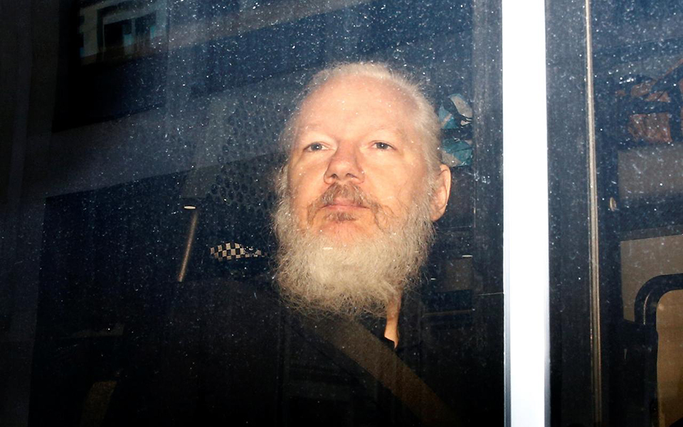 Julian Assange: Fim atribulado dos 2.494 dias de solidão