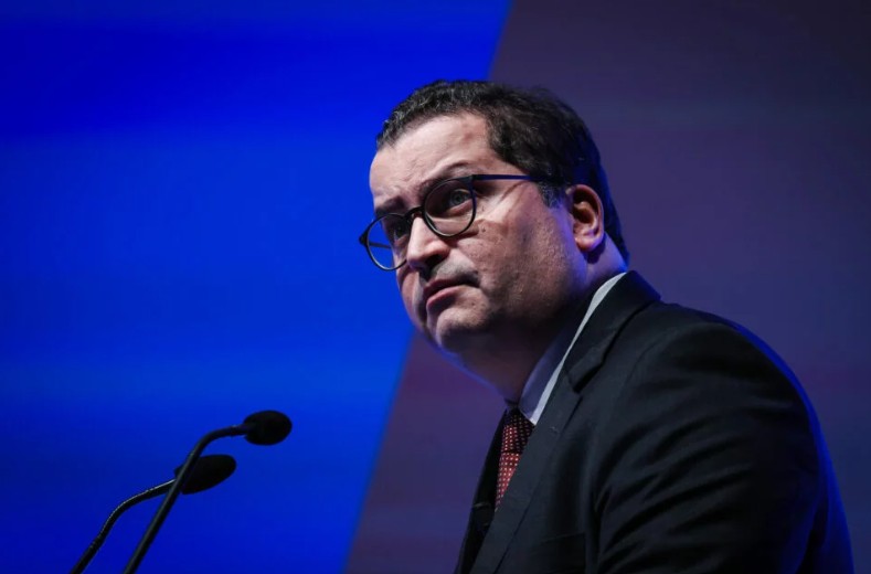 Patrões pediram, Sarmento acedeu: Ministro discute OE206 com parceiros sociais