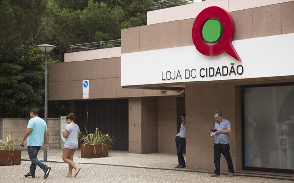 Loja do Cidad&atilde;o Virtual fez 90 mil atendimentos num m&ecirc;s. Segunda fase da 'guerra' &agrave;s filas em vigor em fevereiro