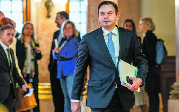 Dia louco no Parlamento termina com queda do Governo
