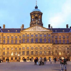 Novo governo neerland&ecirc;s, minorit&aacute;rio, toma posse esta segunda-feira